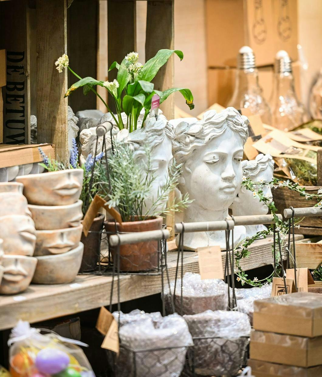 Ein Ausstellerstand, auf dem selbstgemachtes Handwerk zu sehen ist. Es sind Vasen, Töpfe und Blumengestecke zu sehen. © © Udo Mittelberger_Messe Dornbirn GmbH