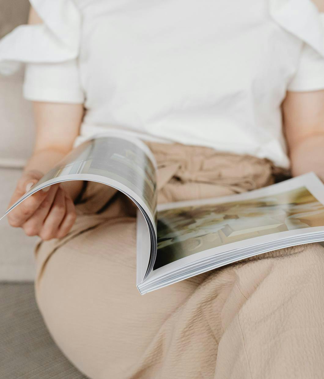 Frau mit einer Zeitschrift in den Händen. © pexels.com