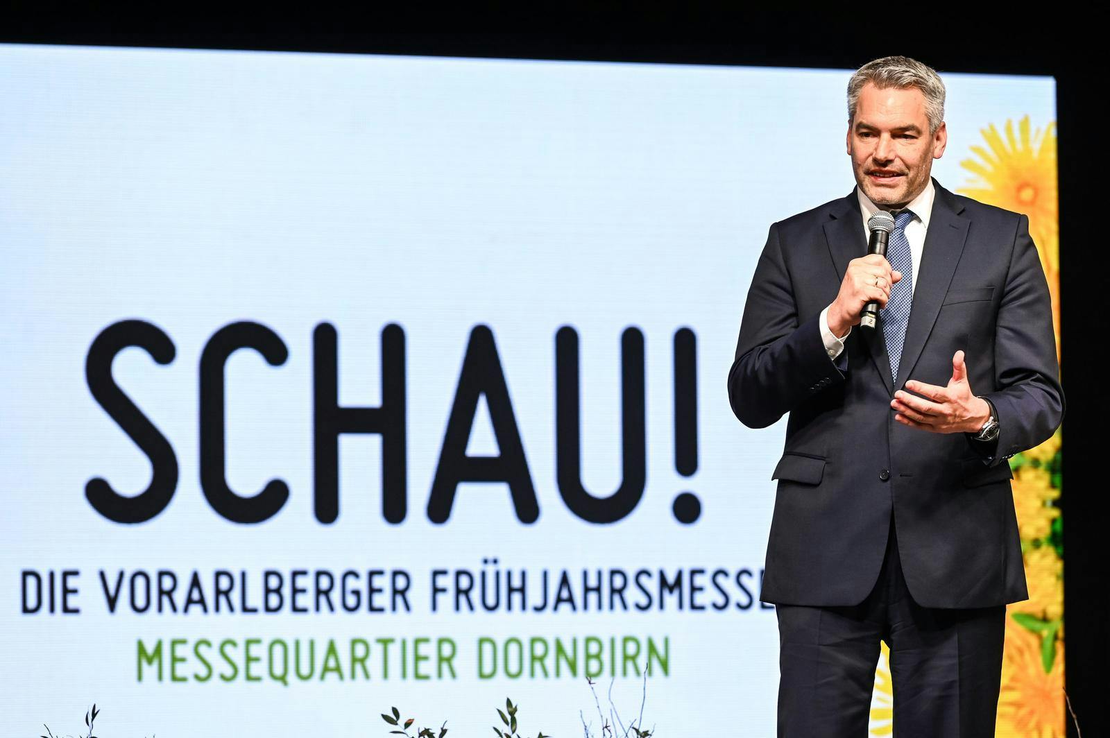Bundeskanzler Karl Nehammer bei der SCHAU!-Eröffnung im Messequartier Dornbirn. © Udo Mittelberger