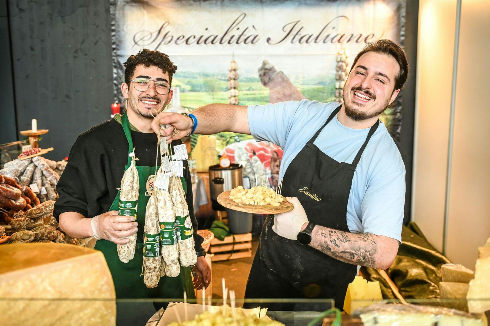 Italienische Käse- und Wurstwarenverkäufer auf der SCHAU!. © Udo Mittelberger