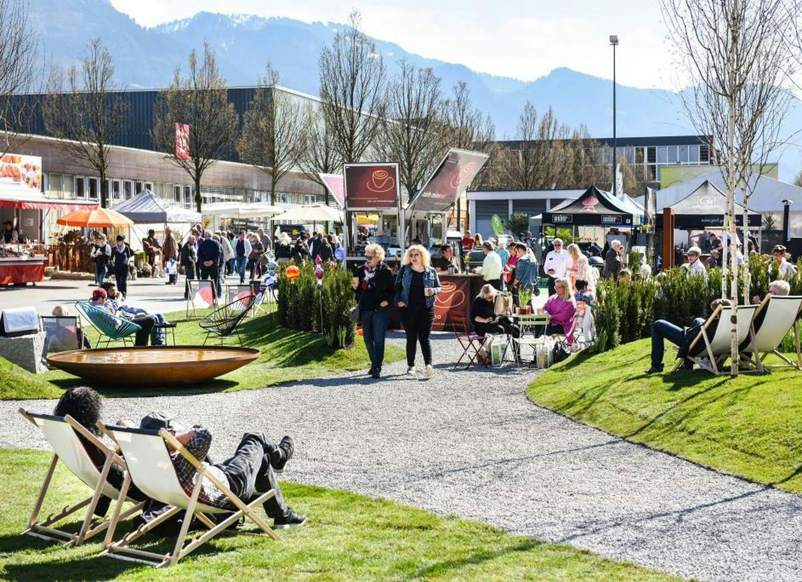 BesucherInnen im Liegestuhl im Außengelände der SCHAU!, der Vorarlberger Frühjahrsmesse. © Udo Mittelberger