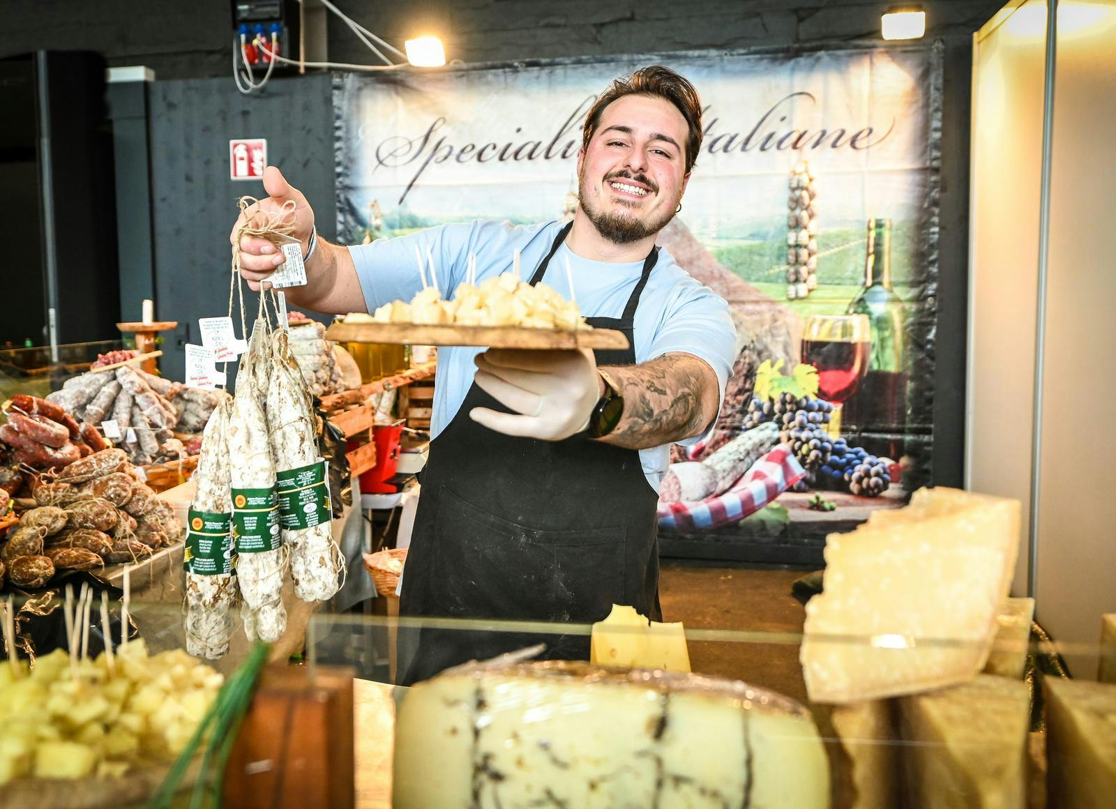Italienischer Aussteller mit Salami und Käse.  © Udo Mittelberger