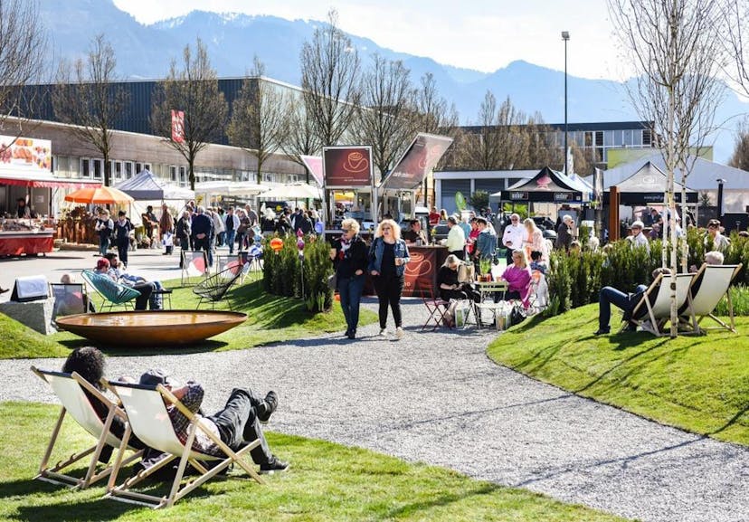 BesucherInnen im Liegestuhl im Außengelände der SCHAU!, der Vorarlberger Frühjahrsmesse. © Udo Mittelberger